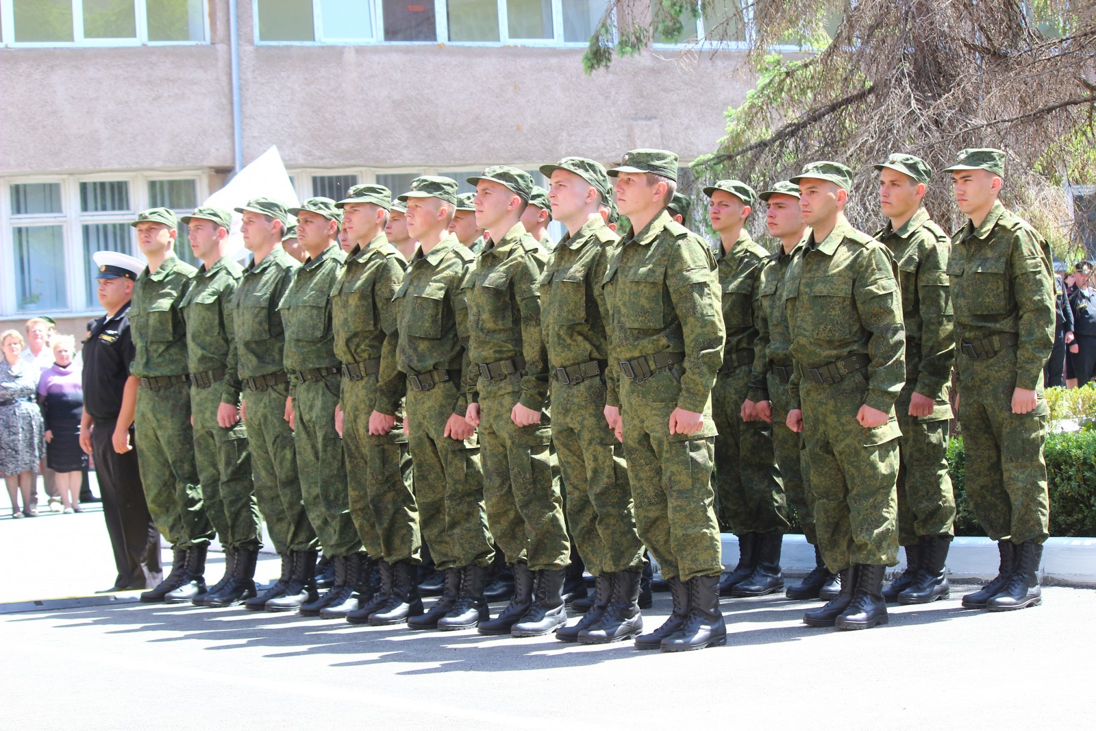 Первые призывники отправились в части Вооружённых сил России