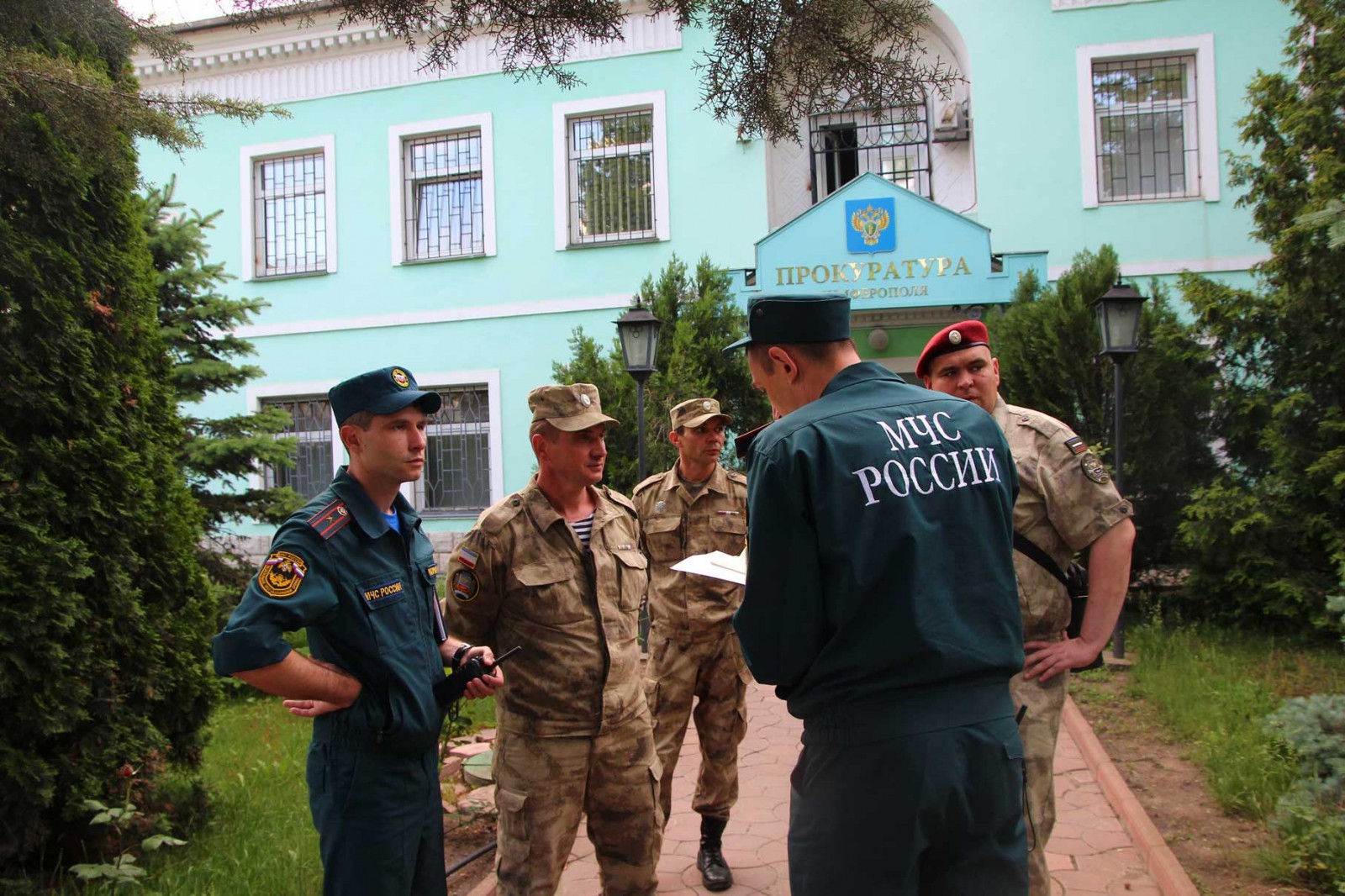 В Симферополе ополченцы эвакуировали сотрудников заминированной прокуратуры