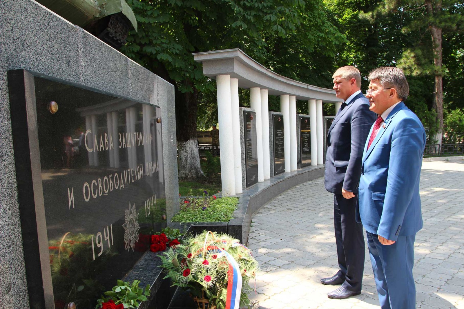 В Симферополе представители Совета Федерации возложили цветы к памятнику Т-34 2