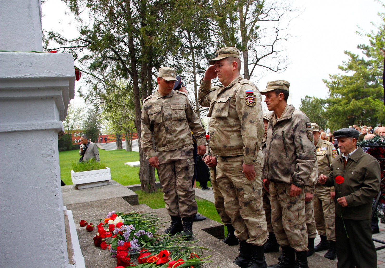 В Симферополе ополченцы возложили цветы к мемориалу на воинском кладбище